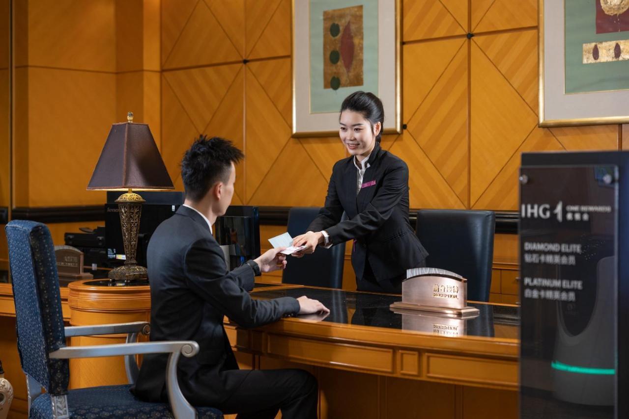 Crowne Plaza Hotel & Suites Landmark Shenzhen By Ihg - Nearby Luohu Border, Indoor Heated Swimming Pool, Complimentary Welcome Drink Dış mekan fotoğraf